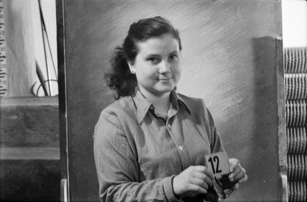 Dienstausweisportraitfoto, junge Frau mit Kartennummer 12.; Foto, Oktober 1955 (www.industriesalon.de CC BY-NC-SA)
