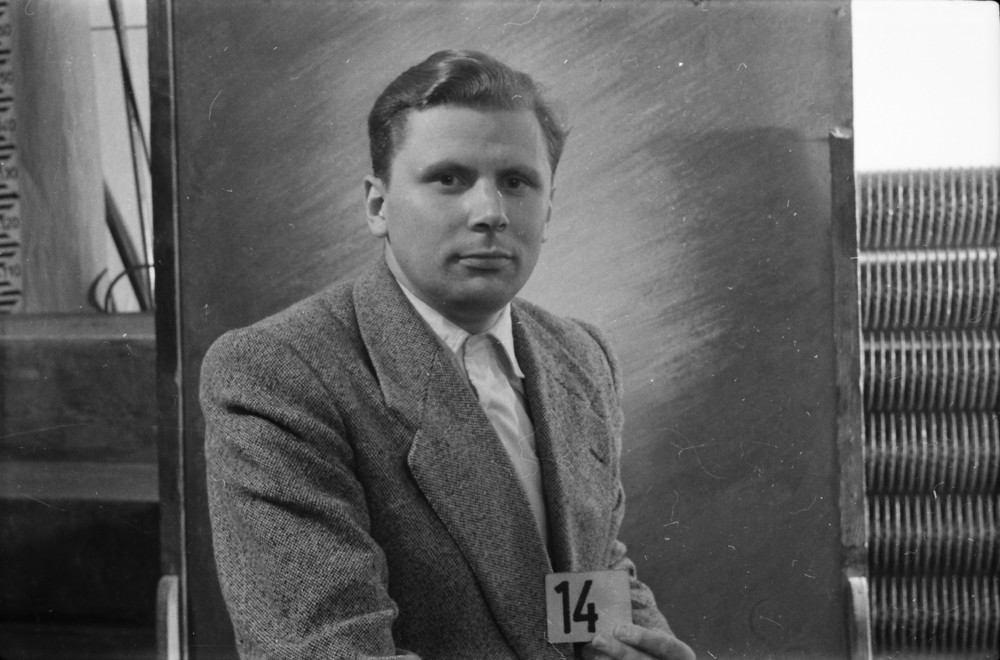 Dienstausweisportraitfoto, Mann mit Kartennummer 14.; Foto, Oktober 1955 (www.industriesalon.de CC BY-NC-SA)
