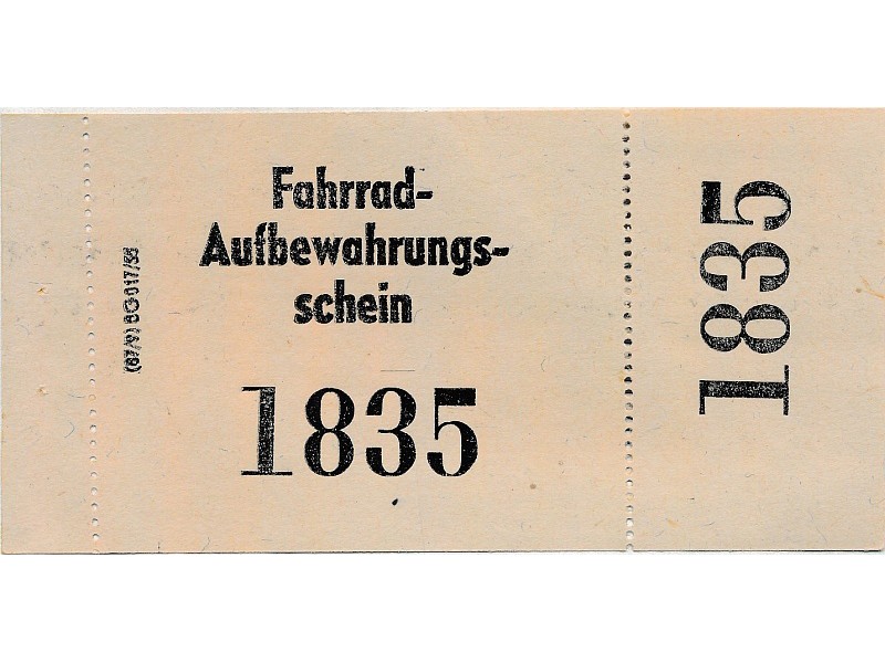 Druckmuster Fahrradaufbewahrungsscheine; Foto, 1956 (www.industriesalon.de CC BY-SA)