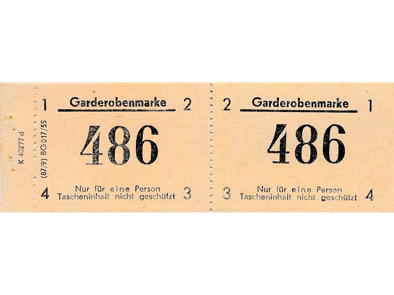 Druckmuster Garderobenmarken; Foto, 1956 (www.industriesalon.de CC BY-SA)