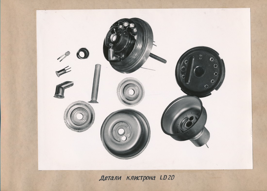 Einzelteile des Reflexklystrons LD20 (λ = 3 cm), Fotoalbum Produkte LKVO 1946 (www.industriesalon.de CC BY-SA)