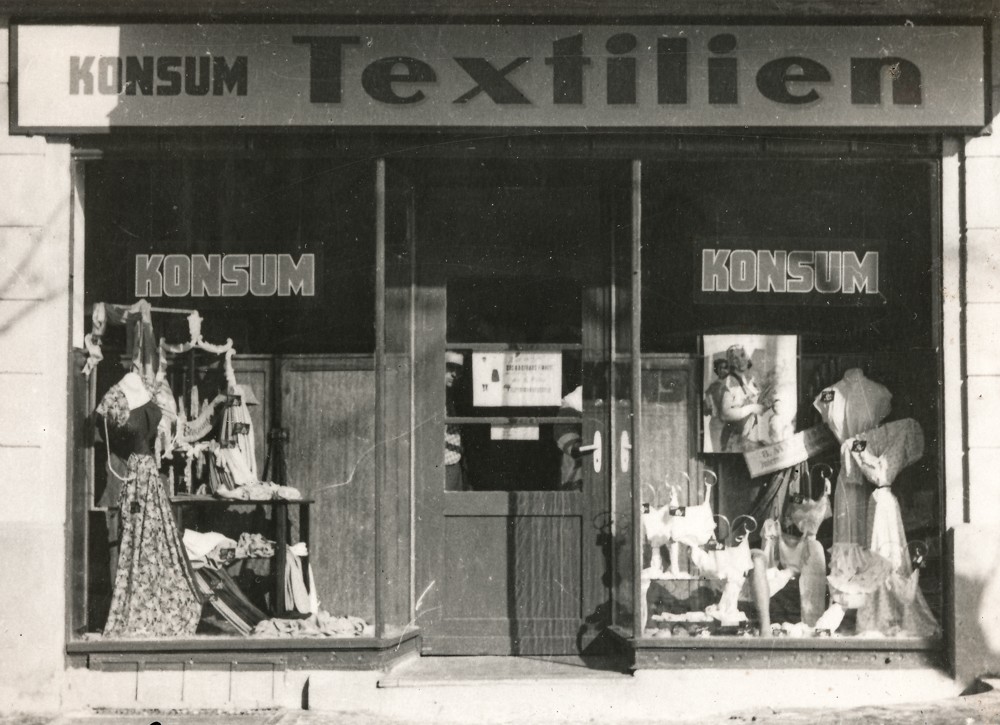 Eröffnung des Werk-Konsum, Bild 1; Foto, März 1954 (www.industriesalon.de CC BY-SA)