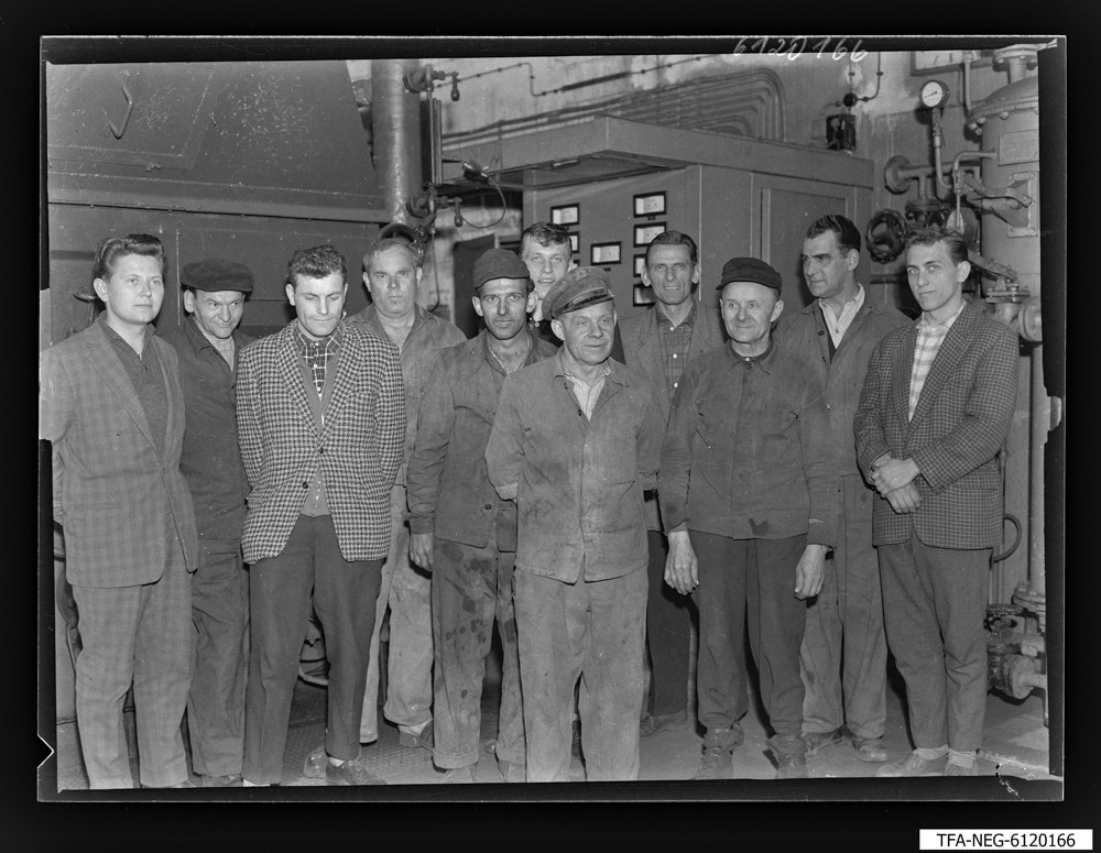 Findbucheintrag: Arbeitsgemeinschaft/Brigade Frieden (1. Mai) 11 Männer; Foto, 20. April 1961 (www.industriesalon.de CC BY-NC-SA)