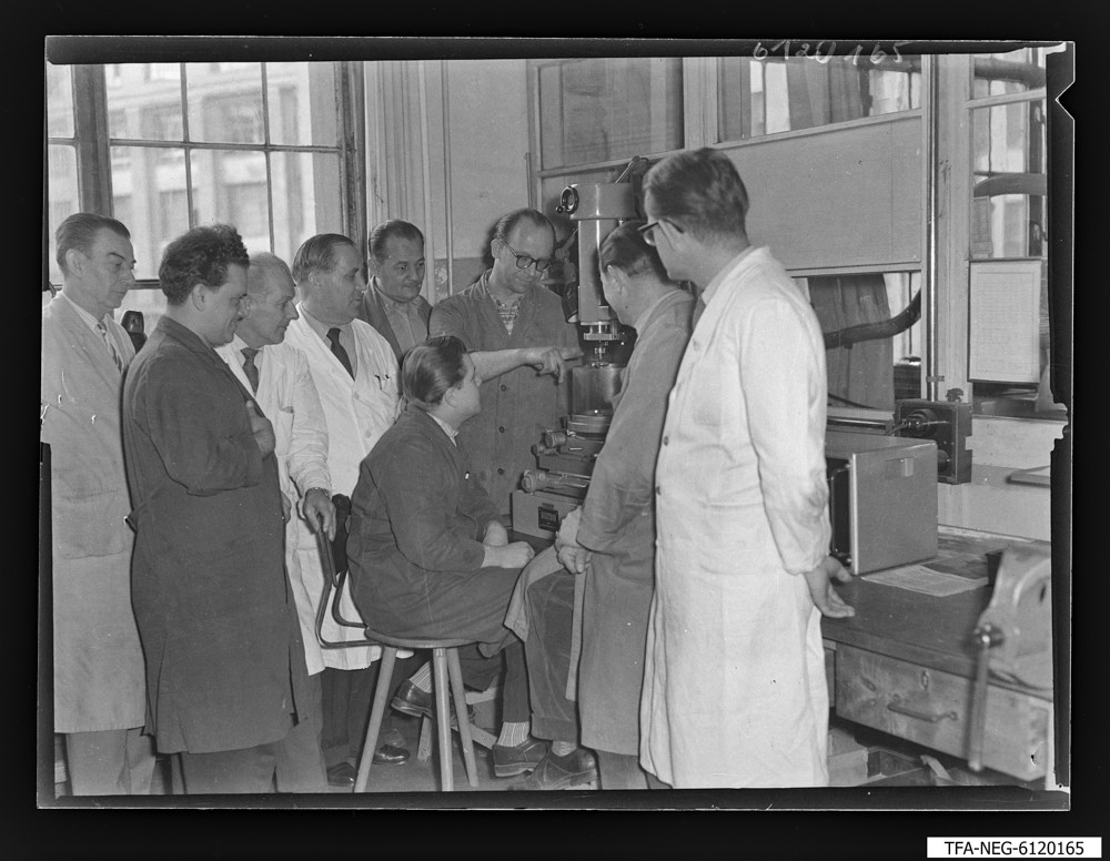 Findbucheintrag: Arbeitsgemeinschaft/Brigade Hartmetall (1. Mai), 9 Männer an einer Maschine ; Foto, 20. April 1961 (www.industriesalon.de CC BY-NC-SA)