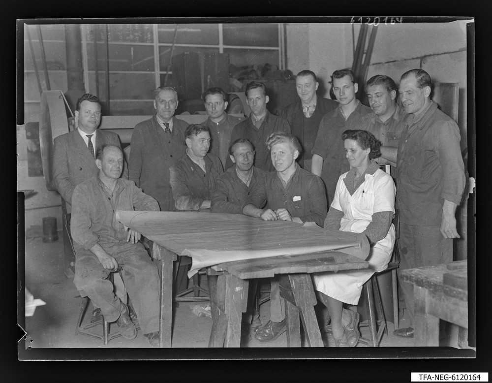 Findbucheintrag: Arbeitsgemeinschaft/Brigade Niederkirchner (1. Mai), 12 Männer + 1 Frau ; Foto, 20. April 1961 (www.industriesalon.de CC BY-NC-SA)