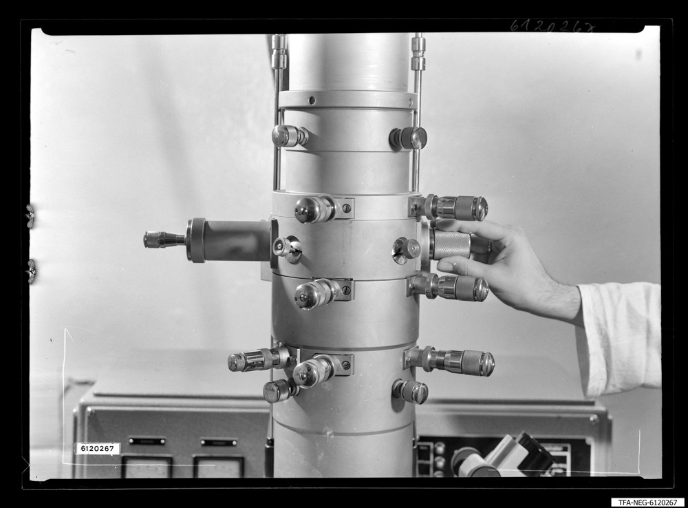 Findbucheintrag: Bedienungsgriffe am E-Mikroskop; Foto, 8. Juni 1961 (www.industriesalon.de CC BY-SA)