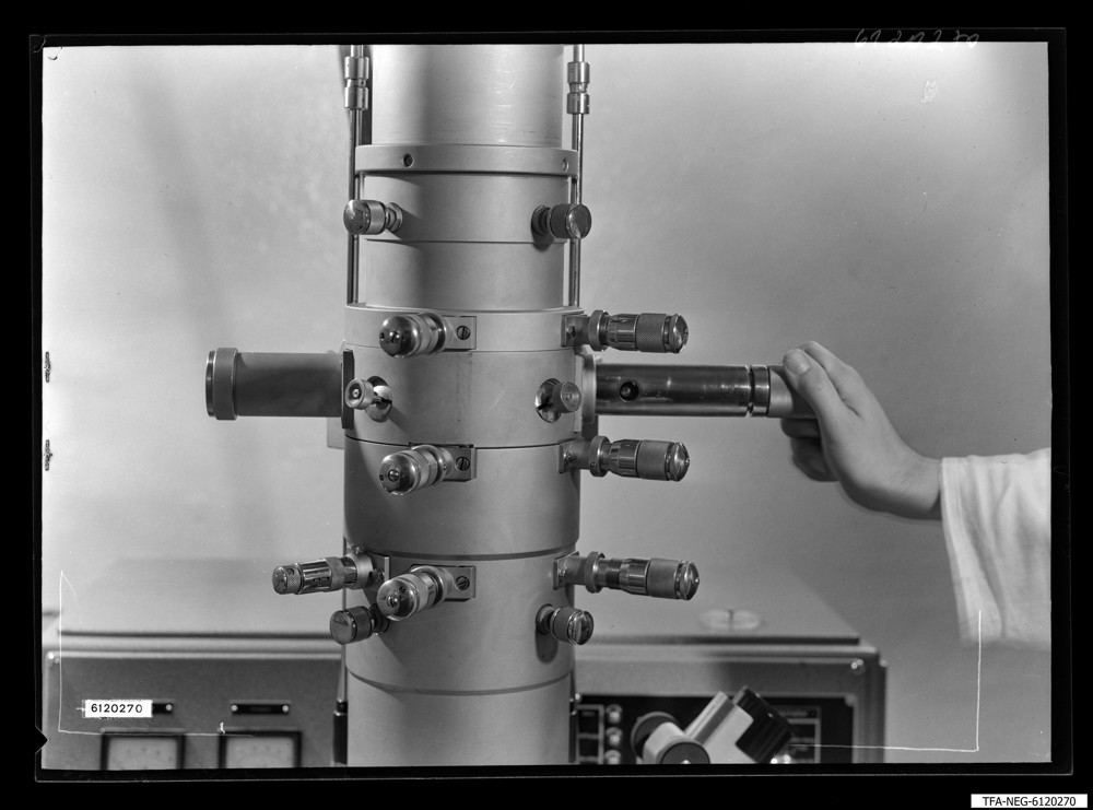 Findbucheintrag: Bedienungsgriffe am E-Mikroskop; Foto, 8. Juni 1961 (www.industriesalon.de CC BY-SA)