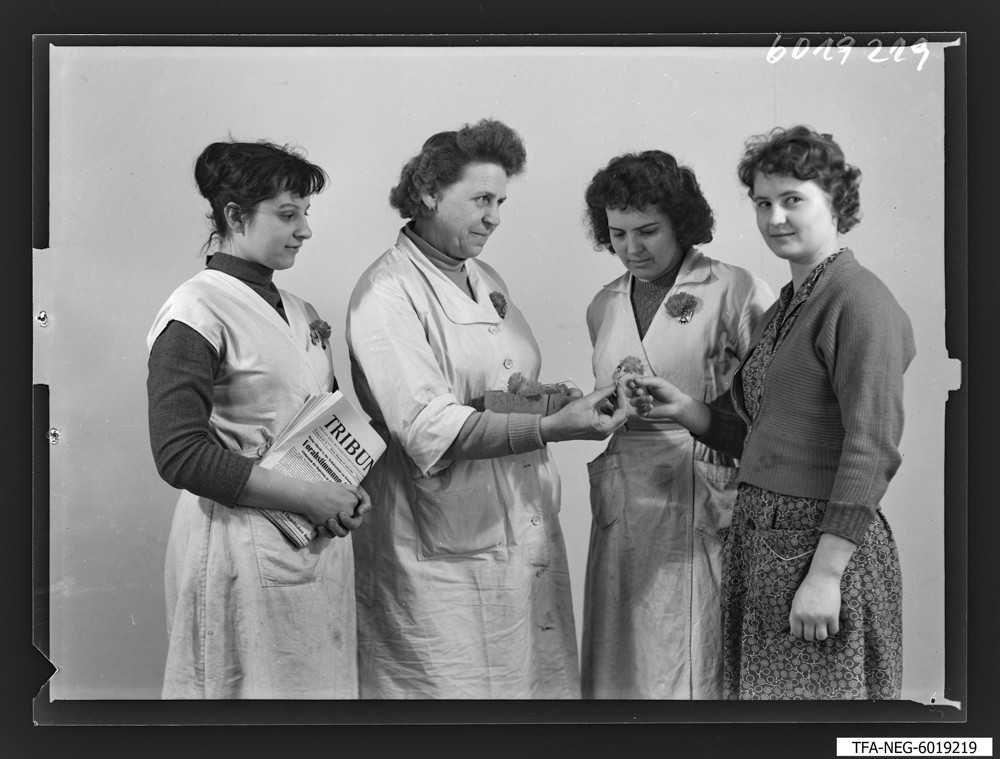 Findbucheintrag: Brigade [?] 1. Mai, 4 Frauen; Foto, 20. April 1960 (www.industriesalon.de CC BY-NC-SA)