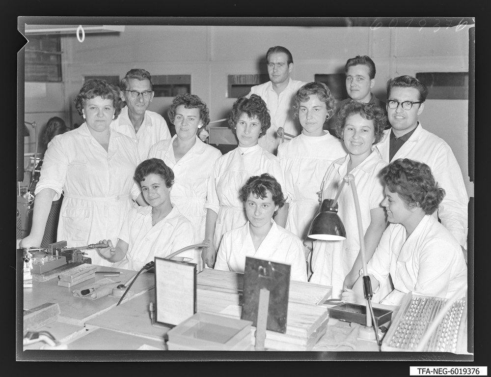 Findbucheintrag: Brigade Gitterwickelei, 12 Mitglieder; Foto, 20. Juli 1960 (www.industriesalon.de CC BY-NC-SA)