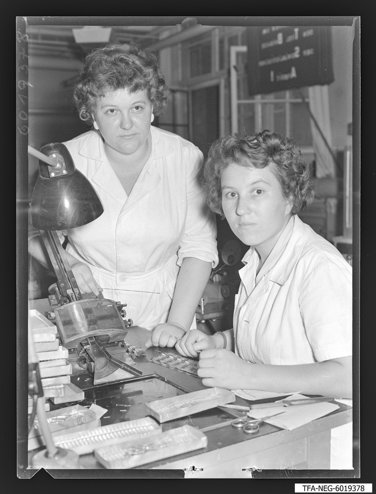 Findbucheintrag: Brigade Gitterwickelei, 2 Frauen am Arbeitsplatz; Foto, 20. Juli 1960 (www.industriesalon.de CC BY-NC-SA)