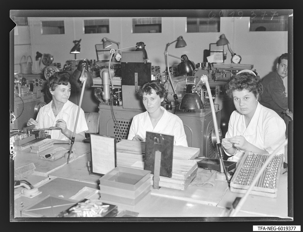 Findbucheintrag: Brigade Gitterwickelei, 3 Frauen am Arbeitsplatz; Foto, 20. Juli 1960 (www.industriesalon.de CC BY-NC-SA)