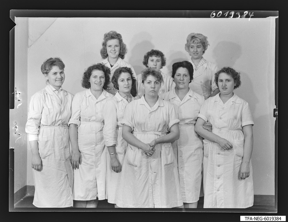 Findbucheintrag: Brigade Hensel, Aufbau, 9 Frauen mit Arbeitskitteln; Foto, Juli 1960 (www.industriesalon.de CC BY-NC-SA)