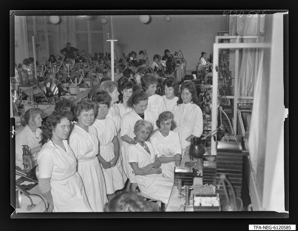 Findbucheintrag: Brigade Spott-Empfängeröhrenaufbau, 13 Frauen; Foto, Oktober 1961 (www.industriesalon.de CC BY-NC-SA)
