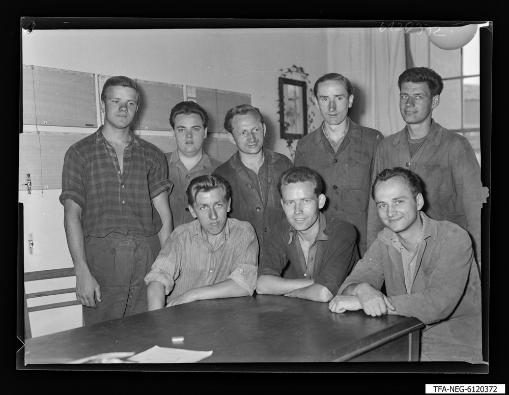 Findbucheintrag: Brigade Ternick, 8 Männer; Foto, 6. Juli 1961 (www.industriesalon.de CC BY-NC-SA)