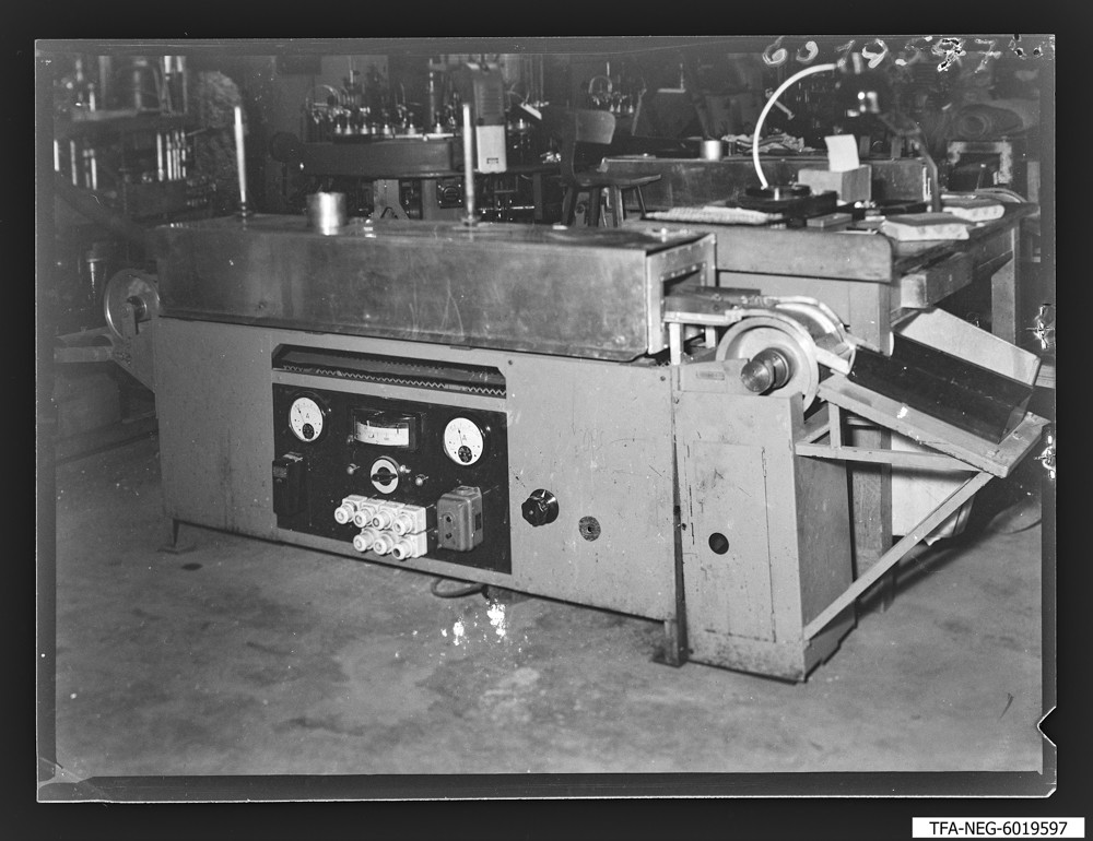 Findbucheintrag: Durchlasstemperofen f. Pressteller; Foto, 7. November 1960 (www.industriesalon.de CC BY-SA)