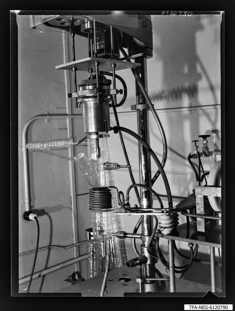 Findbucheintrag: Einkristallziehapparatur; Foto, Dezember 1961 (www.industriesalon.de CC BY-SA)