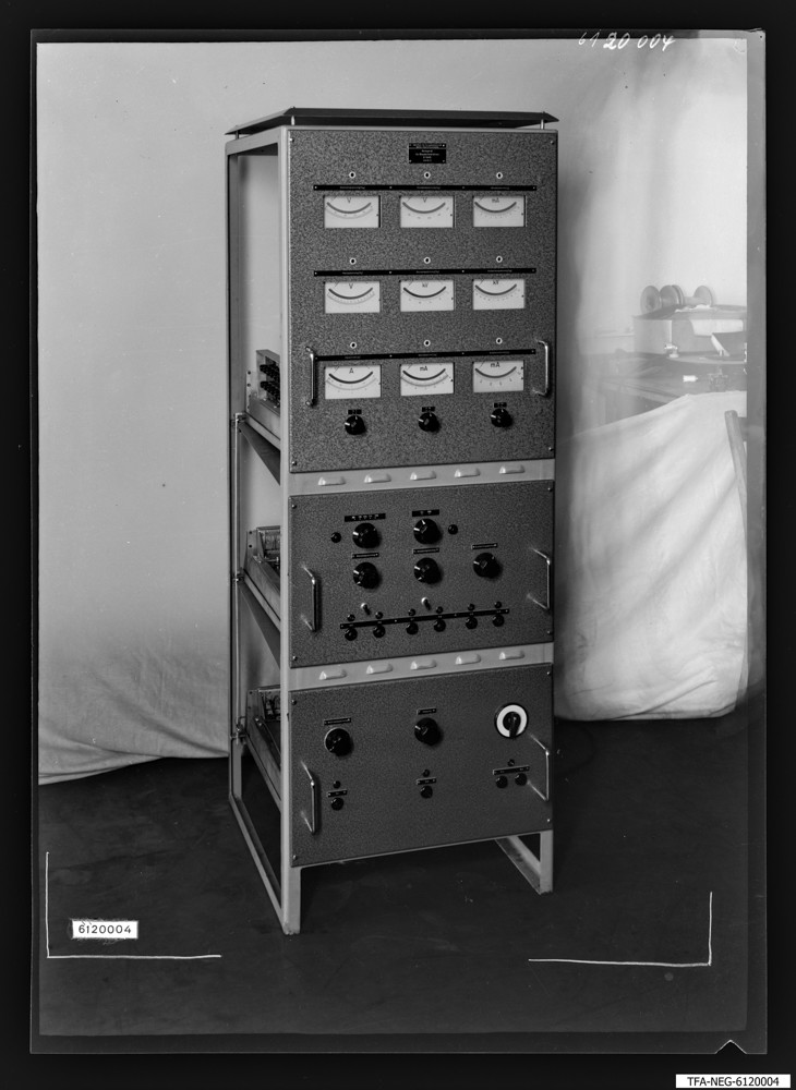 Findbucheintrag: Einschub enes nicht näher bezeichneten Geräts, Bild 1; Foto, 17. März 1961 (www.industriesalon.de CC BY-SA)