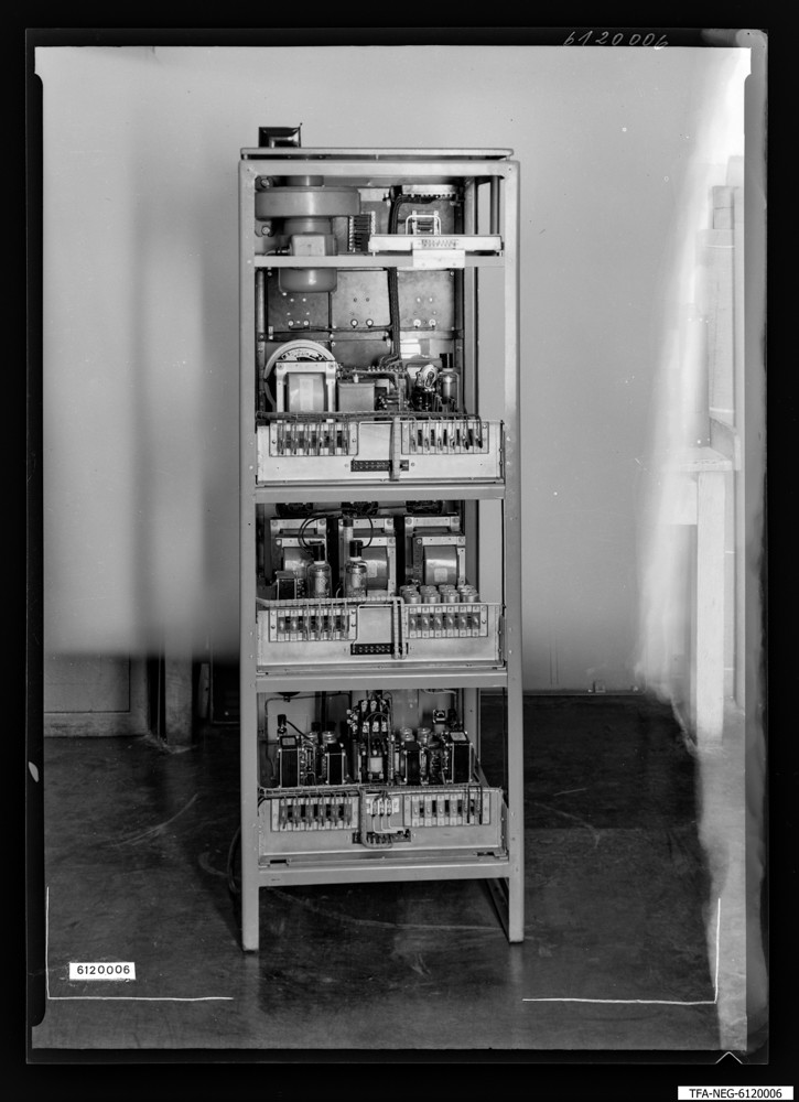 Findbucheintrag: Einschub enes nicht näher bezeichneten Geräts, Bild 3; Foto, 17. März 1961 (www.industriesalon.de CC BY-SA)