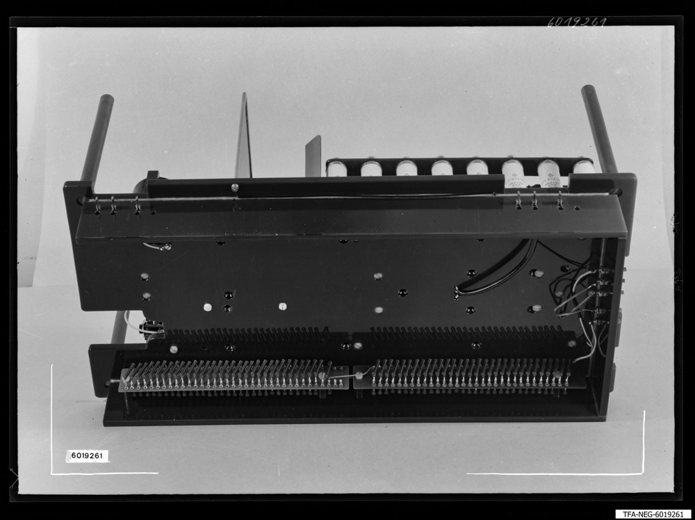 Findbucheintrag: Elektronenmikroskop, Einschub, Bild 1; Foto, 11. Mai 1960 (www.industriesalon.de CC BY-SA)