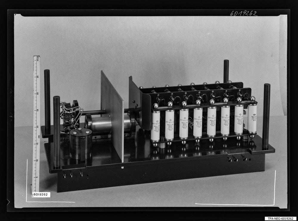 Findbucheintrag: Elektronenmikroskop, Einschub, Bild 2; Foto, 11. Mai 1960 (www.industriesalon.de CC BY-SA)