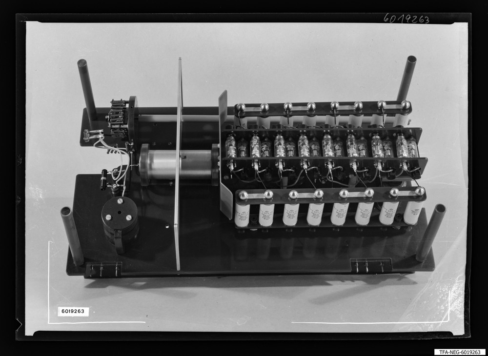 Findbucheintrag: Elektronenmikroskop, Einschub, Bild 3; Foto, 11. Mai 1960 (www.industriesalon.de CC BY-SA)