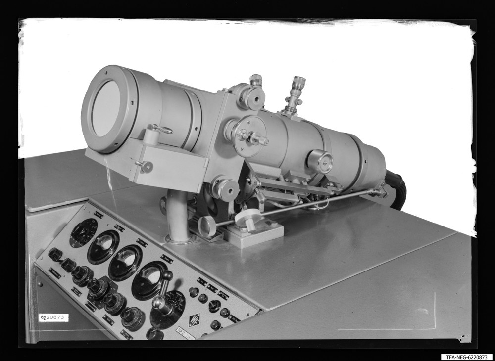 Findbucheintrag: Elektronenmikroskop (Kamera), retuschiert; Foto, Januar 1962 (www.industriesalon.de CC BY-SA)