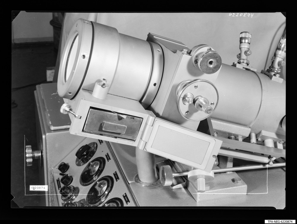 Findbucheintrag: Elektronenmikroskop (Kamera), Seitenansicht; Foto, Januar 1962 (www.industriesalon.de CC BY-SA)