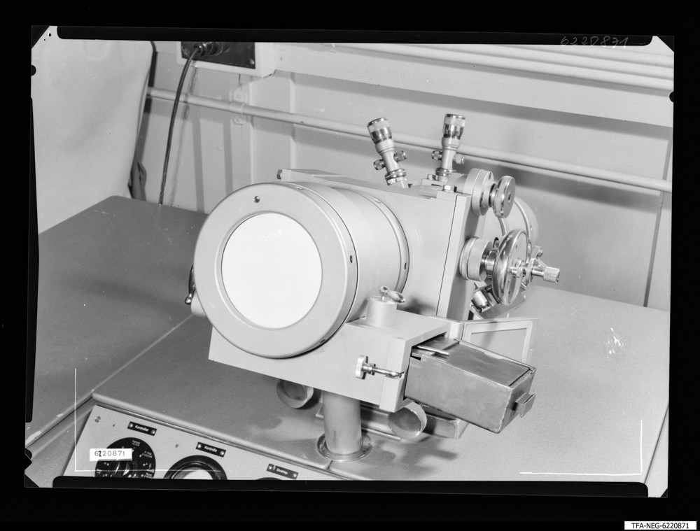 Findbucheintrag: Elektronenmikroskop (Kamera), Vorderseite; Foto, Januar 1962 (www.industriesalon.de CC BY-SA)