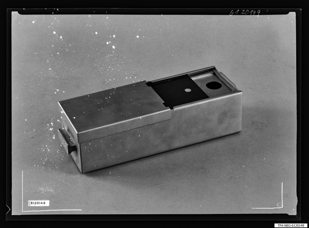 Findbucheintrag: Elektronenmikroskop-Kassette, Bild 1; Foto, 5. Mai 1961 (www.industriesalon.de CC BY-SA)