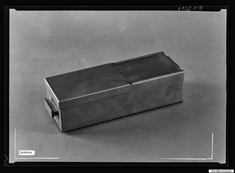 Findbucheintrag: Elektronenmikroskop-Kassette, Bild 2; Foto, 5. Mai 1961 (www.industriesalon.de CC BY-SA)