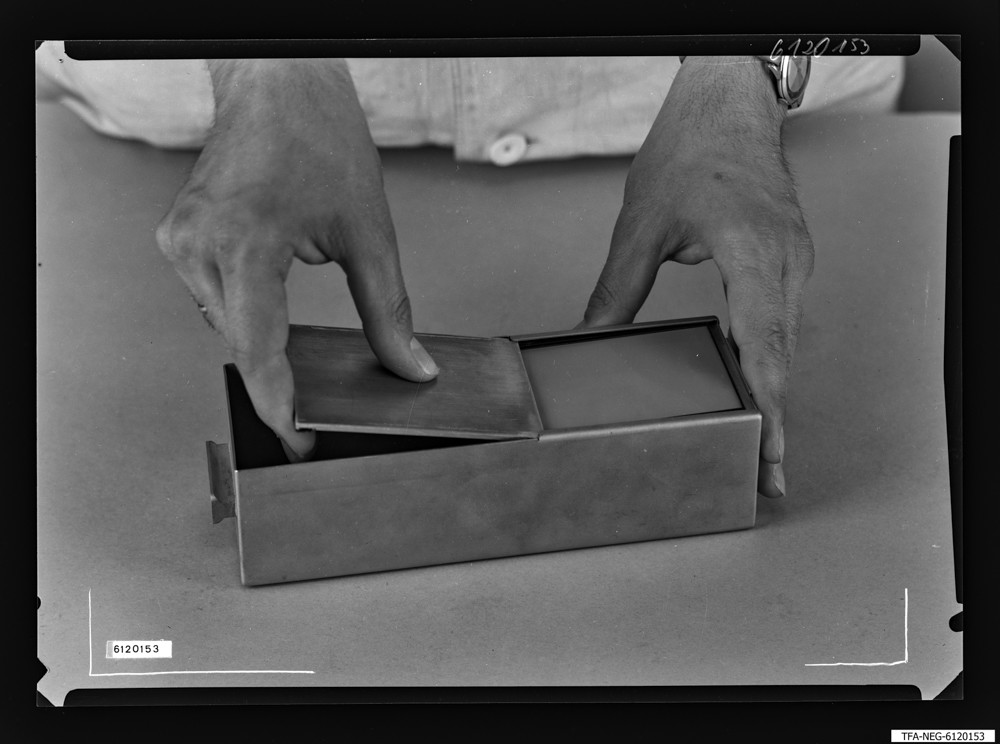 Findbucheintrag: Elektronenmikroskop-Kassette, Bild 4; Foto, 5. Mai 1961 (www.industriesalon.de CC BY-SA)