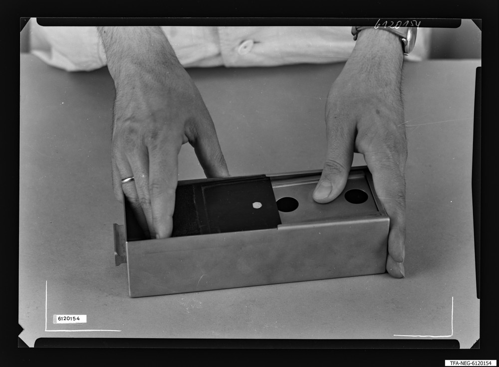 Findbucheintrag: Elektronenmikroskop-Kassette, Bild 5; Foto, 5. Mai 1961 (www.industriesalon.de CC BY-SA)