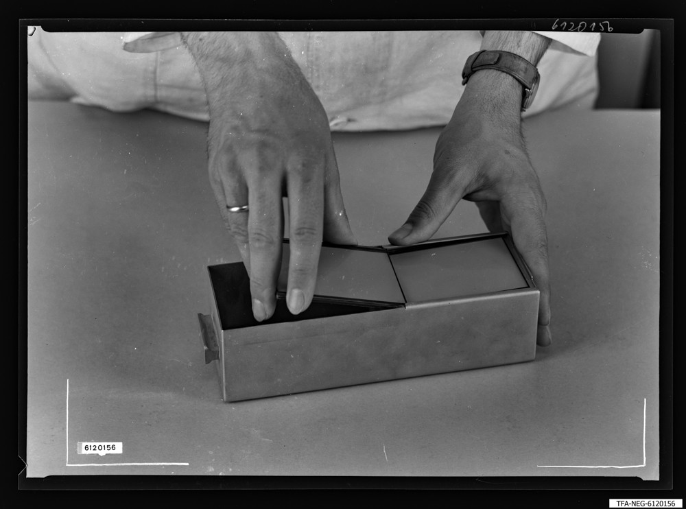 Findbucheintrag: Elektronenmikroskop-Kassette, Bild 7; Foto, 5. Mai 1961 (www.industriesalon.de CC BY-SA)