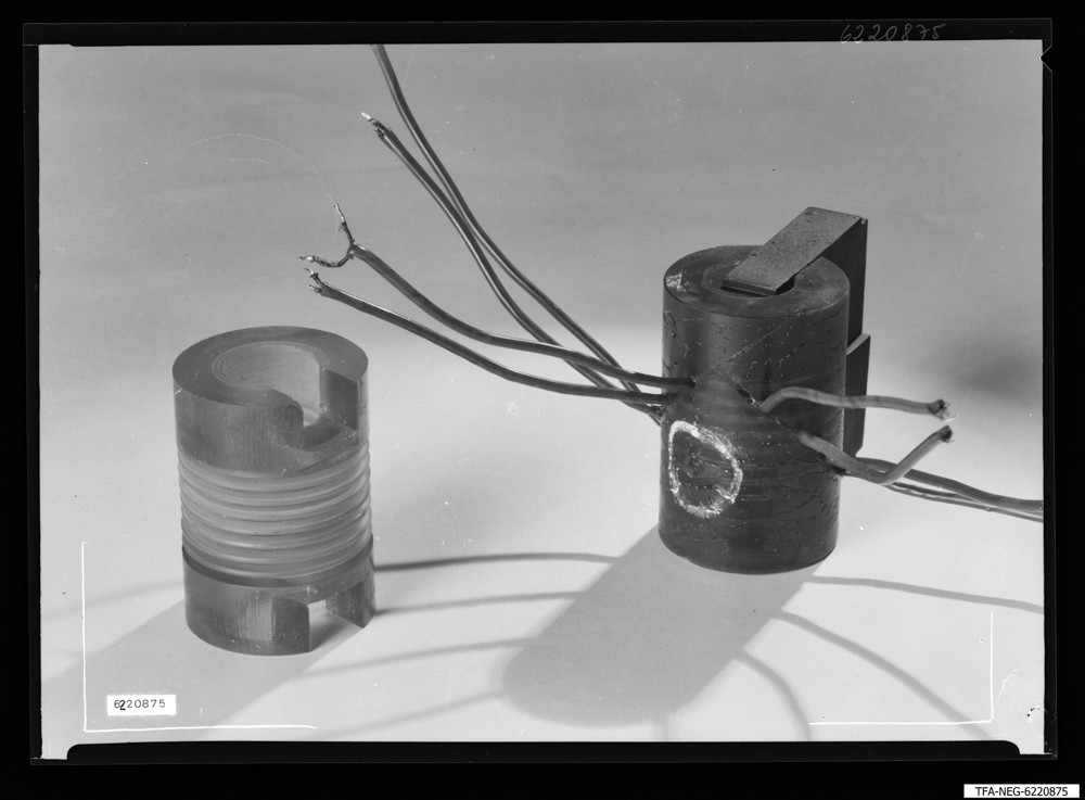 Findbucheintrag: Elektronenmikroskop Spulen, Bild 1; Foto, Januar 1962 (www.industriesalon.de CC BY-SA)