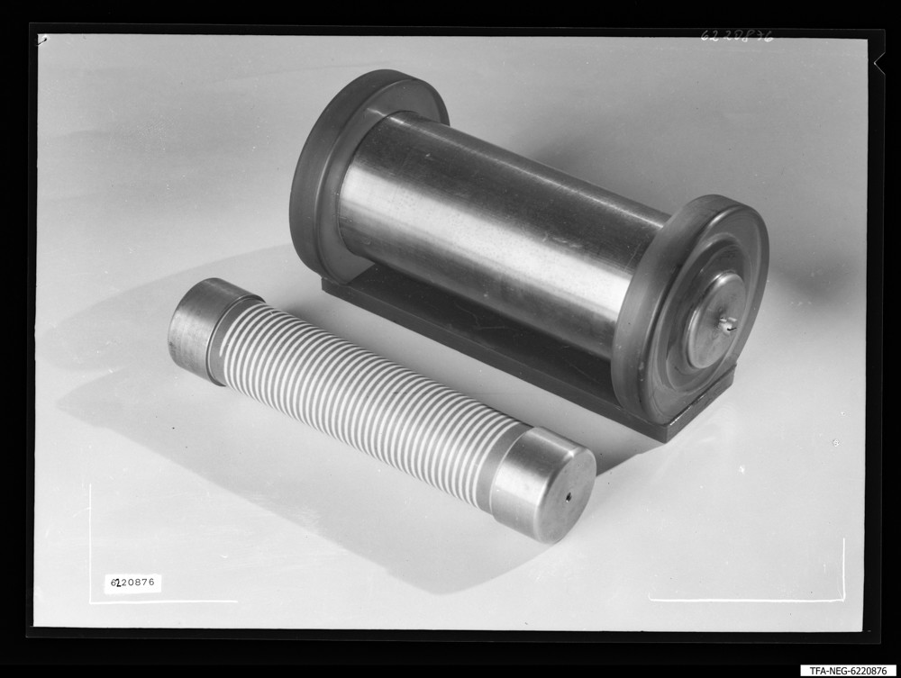 Findbucheintrag: Elektronenmikroskop Spulen, Bild 2; Foto, Januar 1962 (www.industriesalon.de CC BY-SA)