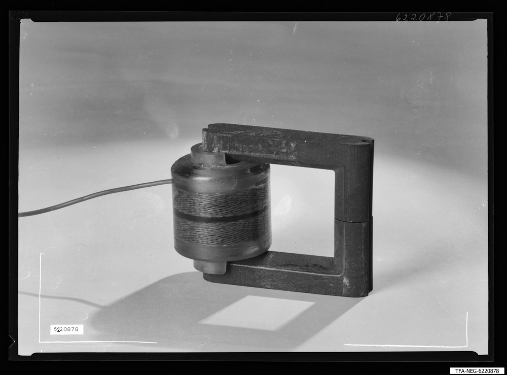Findbucheintrag: Elektronenmikroskop Spulen, Bild 4; Foto, Januar 1962 (www.industriesalon.de CC BY-SA)