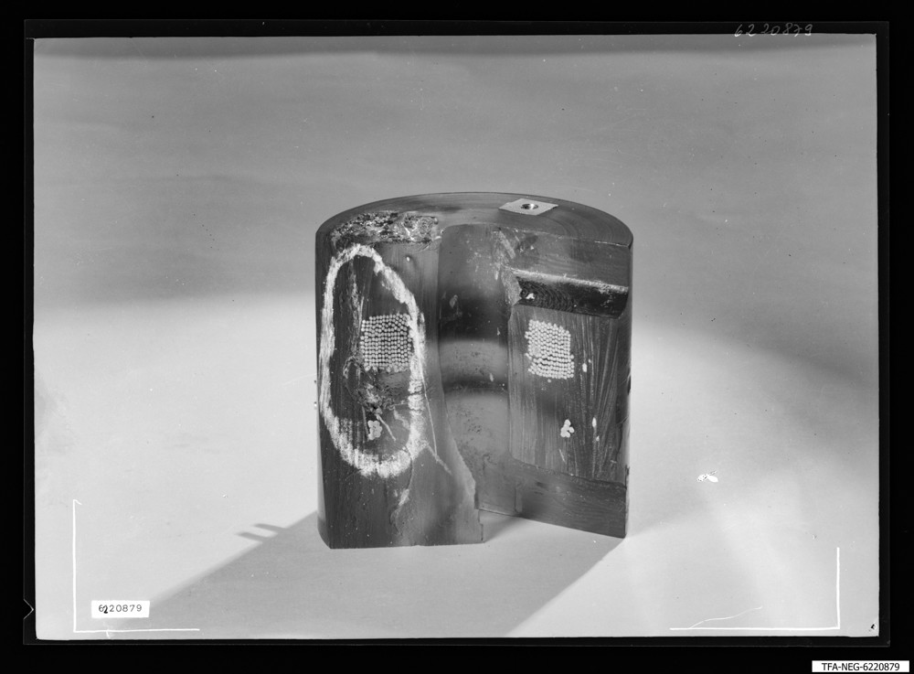 Findbucheintrag: Elektronenmikroskop Spulen, Bild 5; Foto, Januar 1962 (www.industriesalon.de CC BY-SA)
