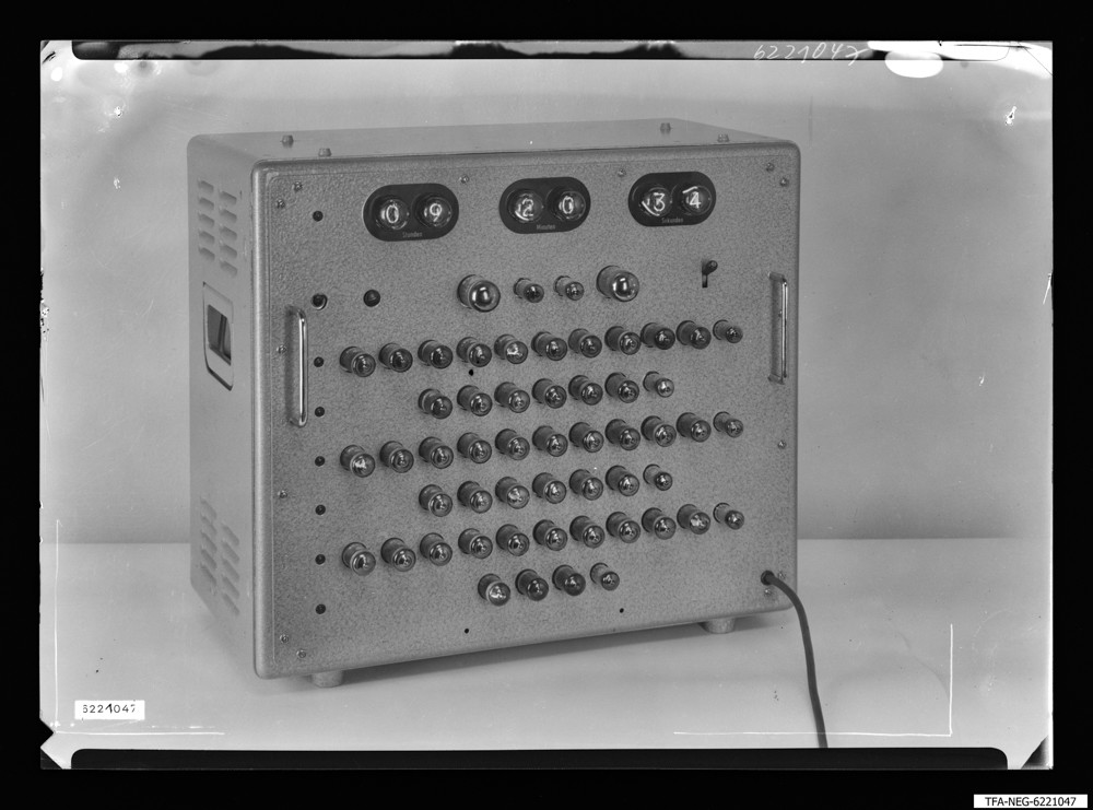 Findbucheintrag: Elektronuhr, Gesamtansicht; Foto, April 1962 (www.industriesalon.de CC BY-SA)