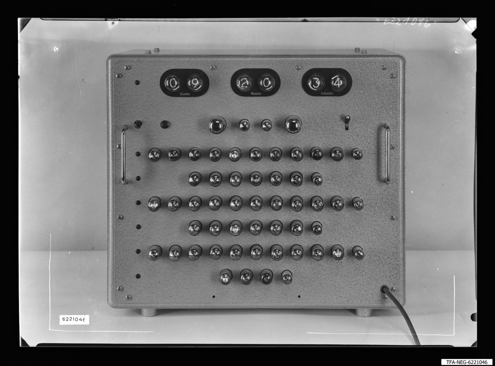 Findbucheintrag: Elektronuhr, Vorderseite; Foto, April 1962 (www.industriesalon.de CC BY-SA)