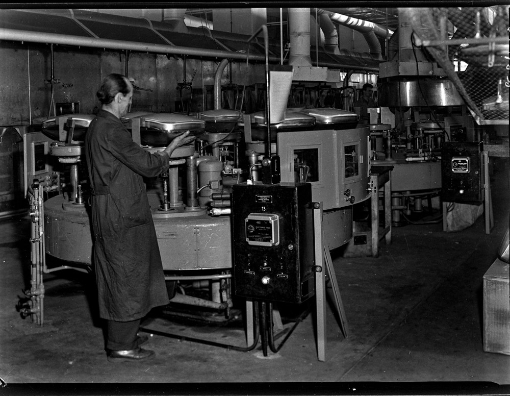 Findbucheintrag: engl. Einschmelz-Automat ; Foto, 21. Januar 1961 (www.industriesalon.de CC BY-NC-SA)