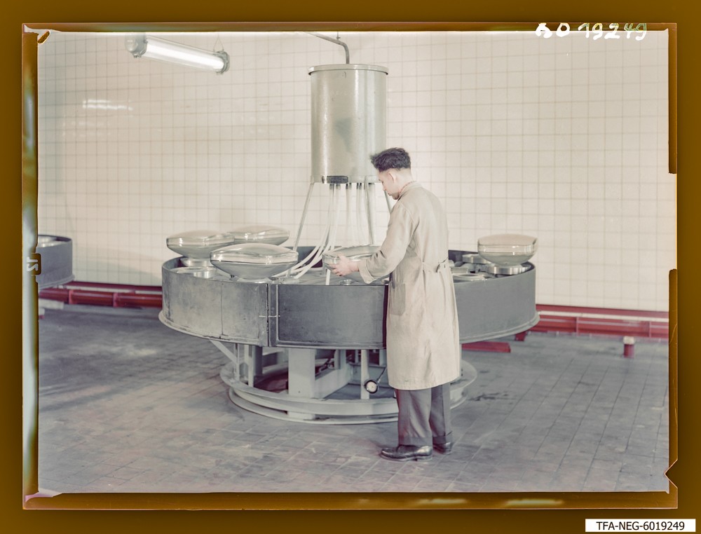 Findbucheintrag: Engl. Heiz+ Konusspülmaschine; Foto, 11. Mai 1960 (www.industriesalon.de CC BY-SA)
