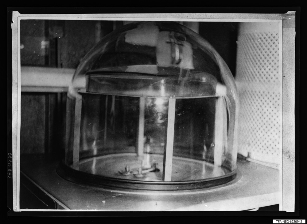 Findbucheintrag: Farbbildröhre B4364C, Kolbenboden auf dem Aluminisierstand; Foto, Februar 1962 (www.industriesalon.de CC BY-SA)