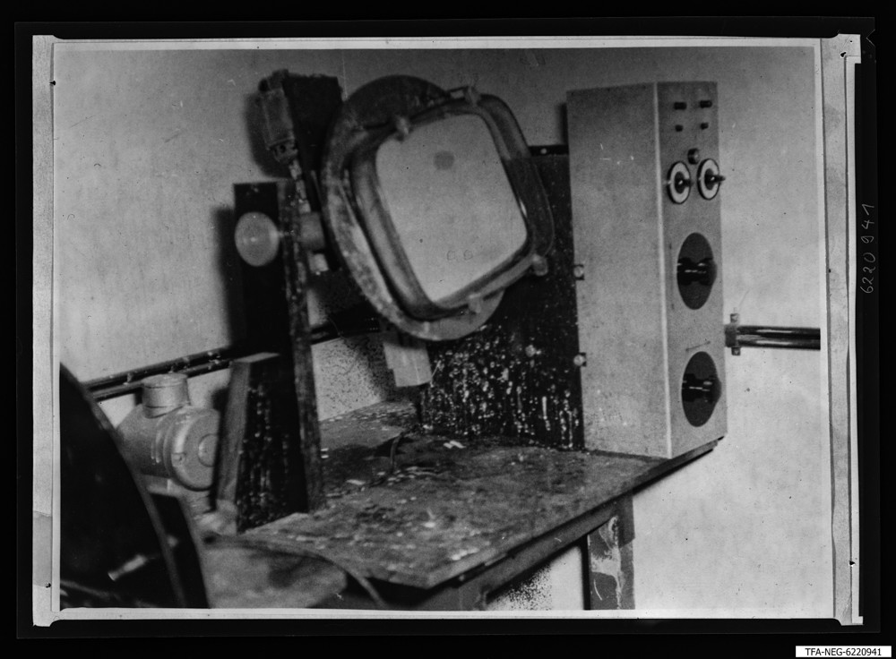 Findbucheintrag: Farbbildröhre B4364C ,Kolbenboden auf der Folierschleuder; Foto, Februar 1962 (www.industriesalon.de CC BY-SA)