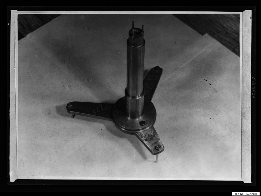 Findbucheintrag: Farbbildröhre B4364C, Zentriervorrichtung ; Foto, Februar 1962 (www.industriesalon.de CC BY-SA)
