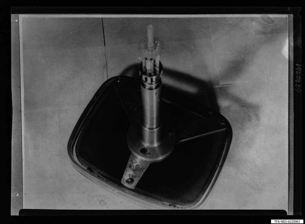 Findbucheintrag: Farbbildröhre B4364C, Zentriervorrichtung in Arbeitsstellung; Foto, Februar 1962 (www.industriesalon.de CC BY-SA)