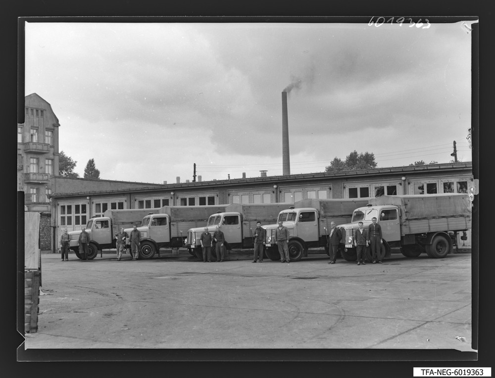 Findbucheintrag: Fuhrpark WF: LKWs mit Fahrern und Beifahrern; Foto, 2. Juli 1960 (www.industriesalon.de CC BY-NC-SA)