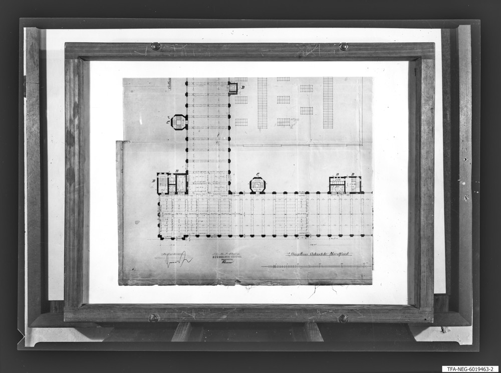 Findbucheintrag: Grundriss WF 1. Stock, mit Rotstift markiert: gesperrt, nur über Bauabteilung; Foto, 27. August 1960 (www.industriesalon.de CC BY-SA)