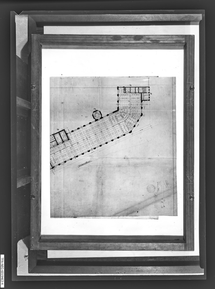 Findbucheintrag: Grundriss WF 1. Stock, mit Rotstift markiert: gesperrt, nur über Bauabteilung; Foto, 27. August 1960 (www.industriesalon.de CC BY-SA)