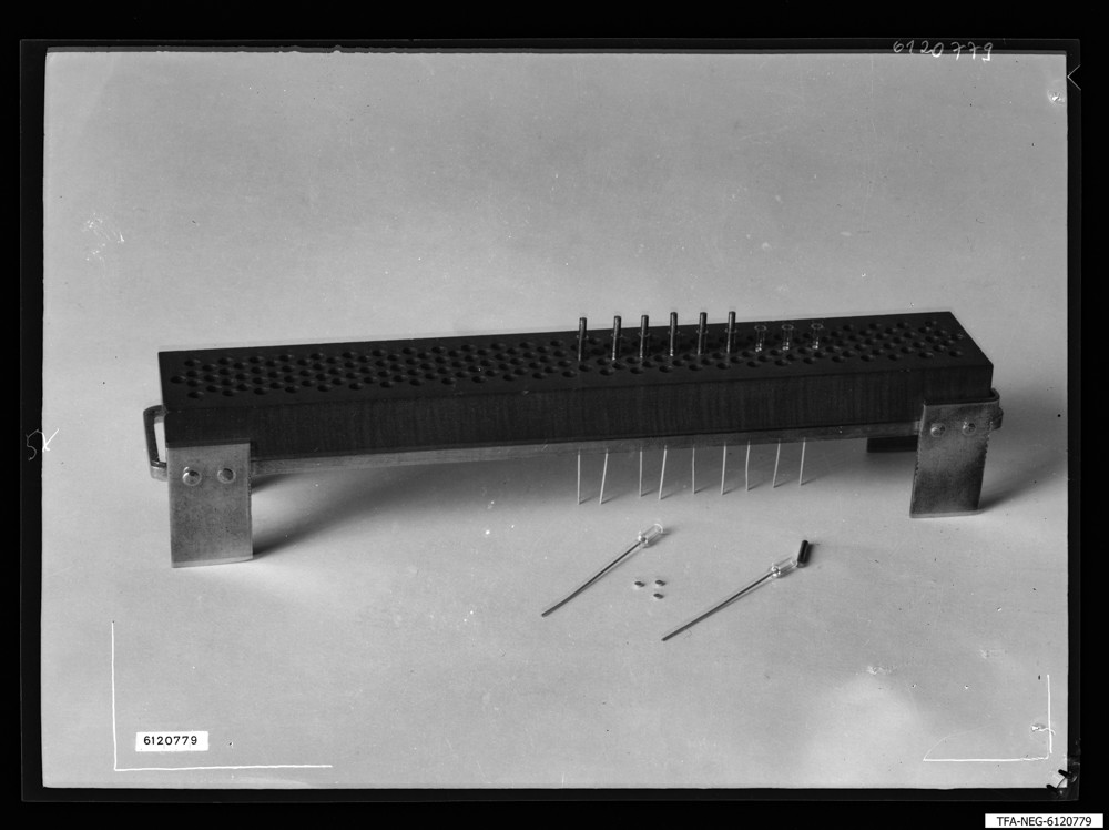 Findbucheintrag: Halbleiter- Lötvorrichtung; Foto, Dezember 1961 (www.industriesalon.de CC BY-SA)