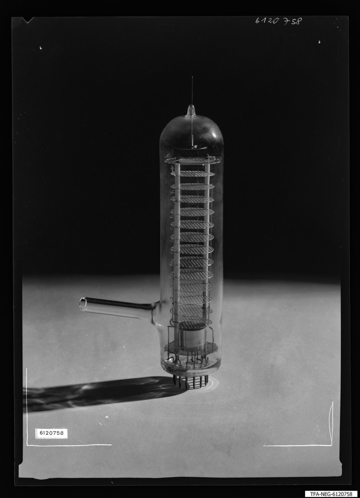 Findbucheintrag: HF-Massenspektrometer "B", Bild 1; Foto, Dezember 1961 (www.industriesalon.de CC BY-SA)